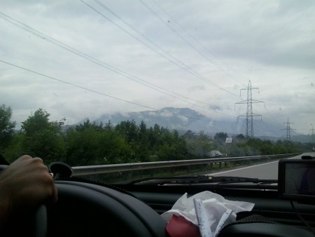 vanuit het autorijden zagen wij deze berg